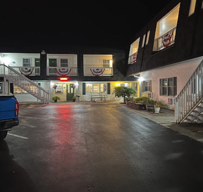 Snyders Shoreline Inn (Shoreline Motel) - FROM WEBSITE (newer photo)